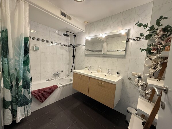 Douche, séchoir à cheveux, serviettes fournies, savon