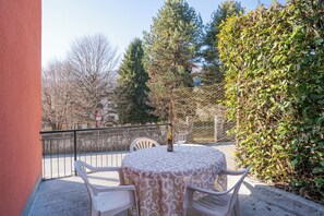 Outdoor dining - Casa Lauretta, Centro Valle Intelvi (Castiglione), Italy (Centro Valle Intelvi (Castiglione))