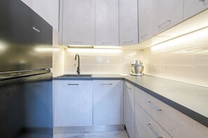 Jääkaappi, uuni, liesi, astianpesukone