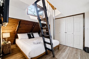 6 bedrooms, WiFi, bed sheets - Riverfront Lodge with Indoor Pool & Hot Tub (East Stroudsburg)