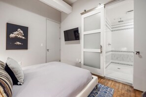 Iron/ironing board, WiFi, bed sheets - Designer's Best 2BR, 2BA Loft - Prime Armory Square Location Downtown Syracuse (Syracuse)