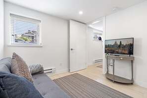 Living area - Callister BNB (Vancouver)
