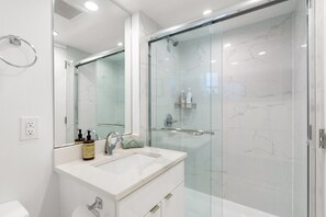 Ducha, secador de pelo, bidet, toallas