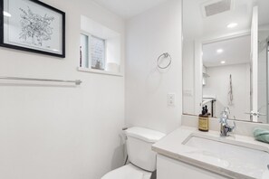 Bathroom - Callister BNB (Vancouver)