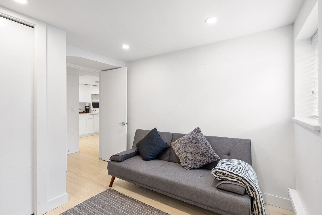 Oxford St Suite With Workspace & Free Parking - Vancouver