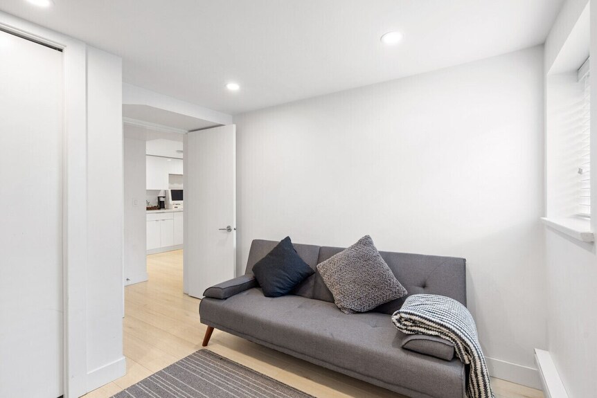 Oxford St Suite With Workspace & Free Parking - Vancouver