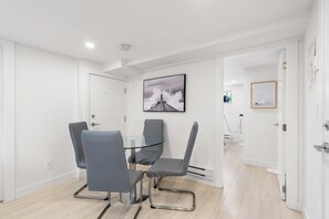 Dining - Callister BNB (Vancouver)