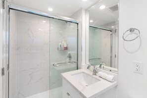 Een douche, een haardroger, een bidet, handdoeken