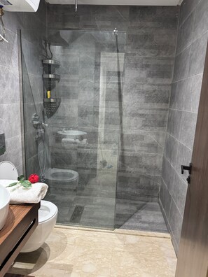 Hair dryer, towels, soap, toilet paper - Cosy & Chic Apartment with Secure Parking in the Heart of Casablanca (Dar-el-Beida)