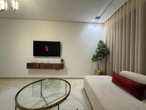 Smart TV - Cosy & Chic Apartment with Secure Parking in the Heart of Casablanca (Dar-el-Beida)