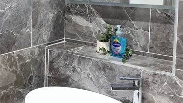 Shower dan handuk