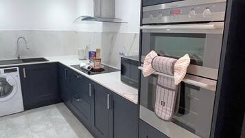 Geladeira, micro-ondas, fogão, cooktop