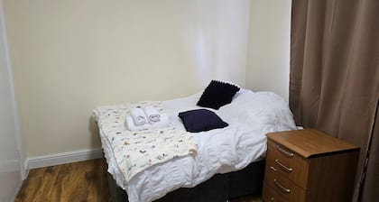 Central 1 Bed Apartment - Sleeps 2 With Wifi