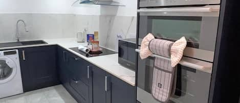 Refrigerador, microondas, horno, placa de cocina