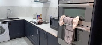 Central 1 Bed Apartment - Sleeps 2 With Wifi