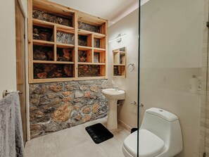 Douche, serviettes fournies, savon, papier toilette