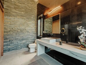 Douche, serviettes fournies, savon, papier toilette