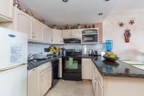 Fridge, microwave, oven, stovetop - Unique, Colorful Condo on 3rd Floor Pinacate 321 (Puerto Peñasco)