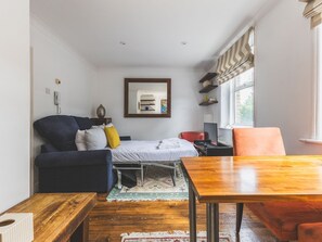 1 bedroom, desk, iron/ironing board, Internet - Light-Filled Islington Stay Near Angel (London)