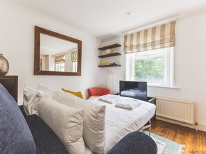 1 bedroom, desk, iron/ironing board, Internet - Light-Filled Islington Stay Near Angel (London)