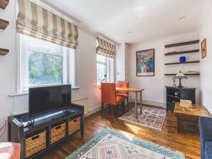 TV - Light-Filled Islington Stay Near Angel (London)