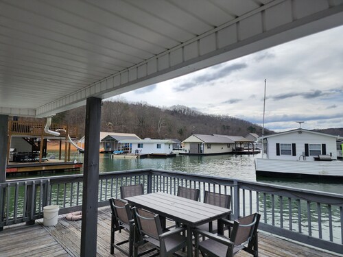 Lake Mode: 3-bedroom Floating House at Whitman Hollow w/ covered boat slip