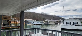 Lake Mode: 3-bedroom Floating House at Whitman Hollow w/ covered boat slip