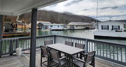 Lake Mode: 3-bedroom Floating House at Whitman Hollow w/ covered boat slip