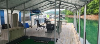 Lake Mode: 3-bedroom Floating House at Whitman Hollow w/ covered boat slip