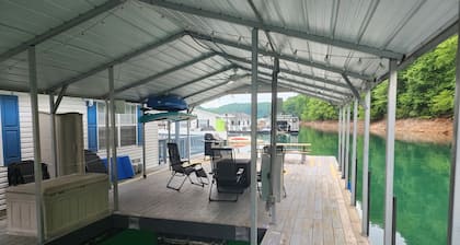 Lake Mode: 3-bedroom Floating House at Whitman Hollow w/ covered boat slip