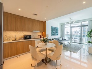 Apartemen Deluks, balkon, pemandangan laut terbatas | Interior