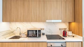 Deluxe-lejlighed - balkon - delvis havudsigt | Privat køkken