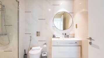Deluxe-lejlighed - balkon - delvis havudsigt | Badeværelse | Hjemmesko