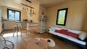 Un espacio habitable moderno con cocina, comedor y zona de estar.