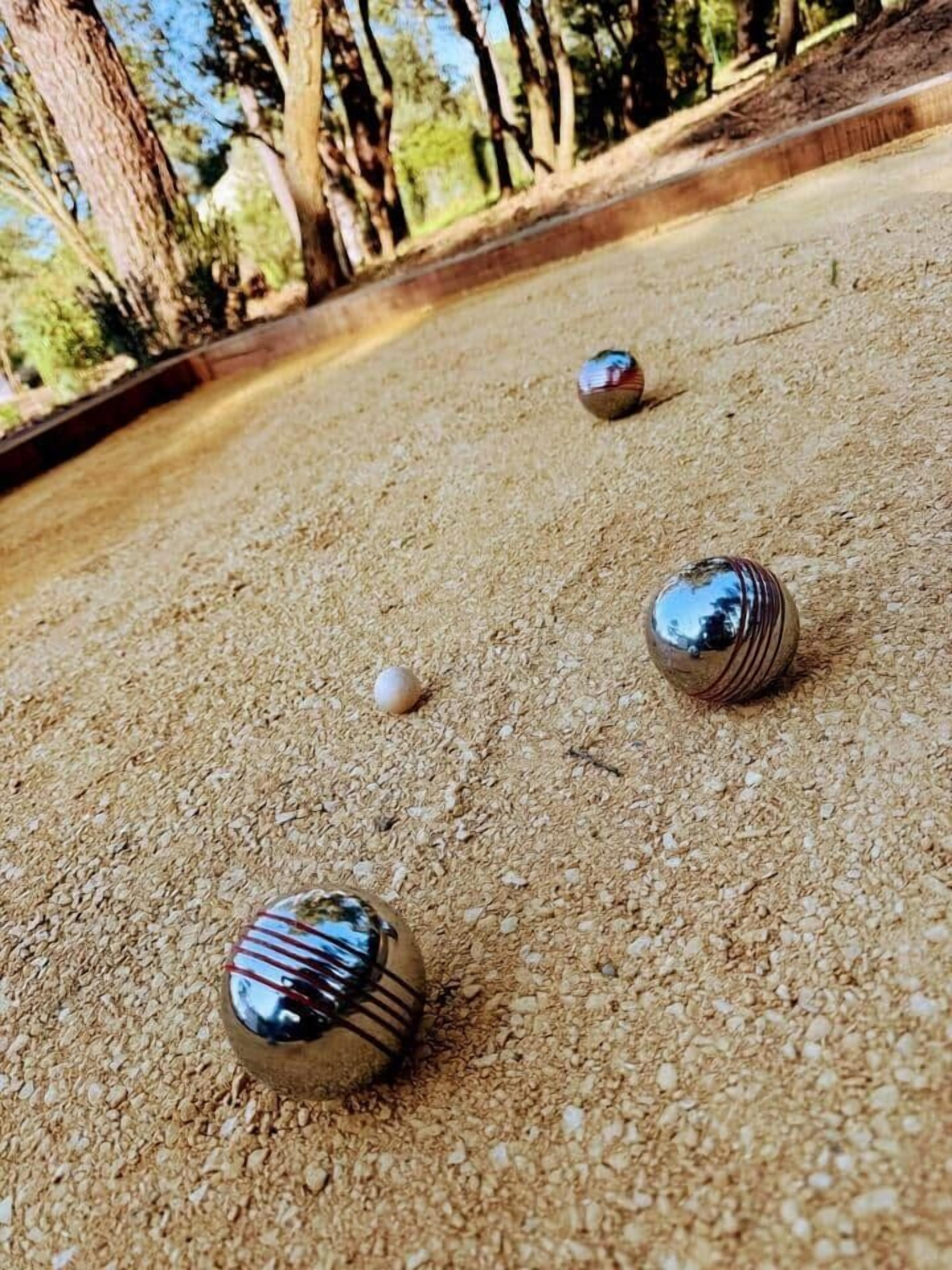Gros plan d’une table de billard avec trois billes posées sur une surface texturée.