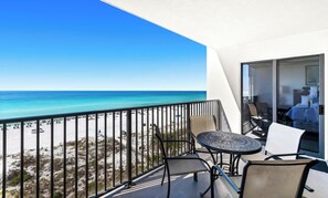 Outdoor dining - Emerald Towers 0605 - Gulf-front condo with private balcony and beach access in Destin (Destin)