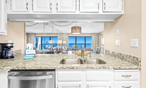Interior - Emerald Towers 0605 - Gulf-front condo with private balcony and beach access in Destin (Destin)