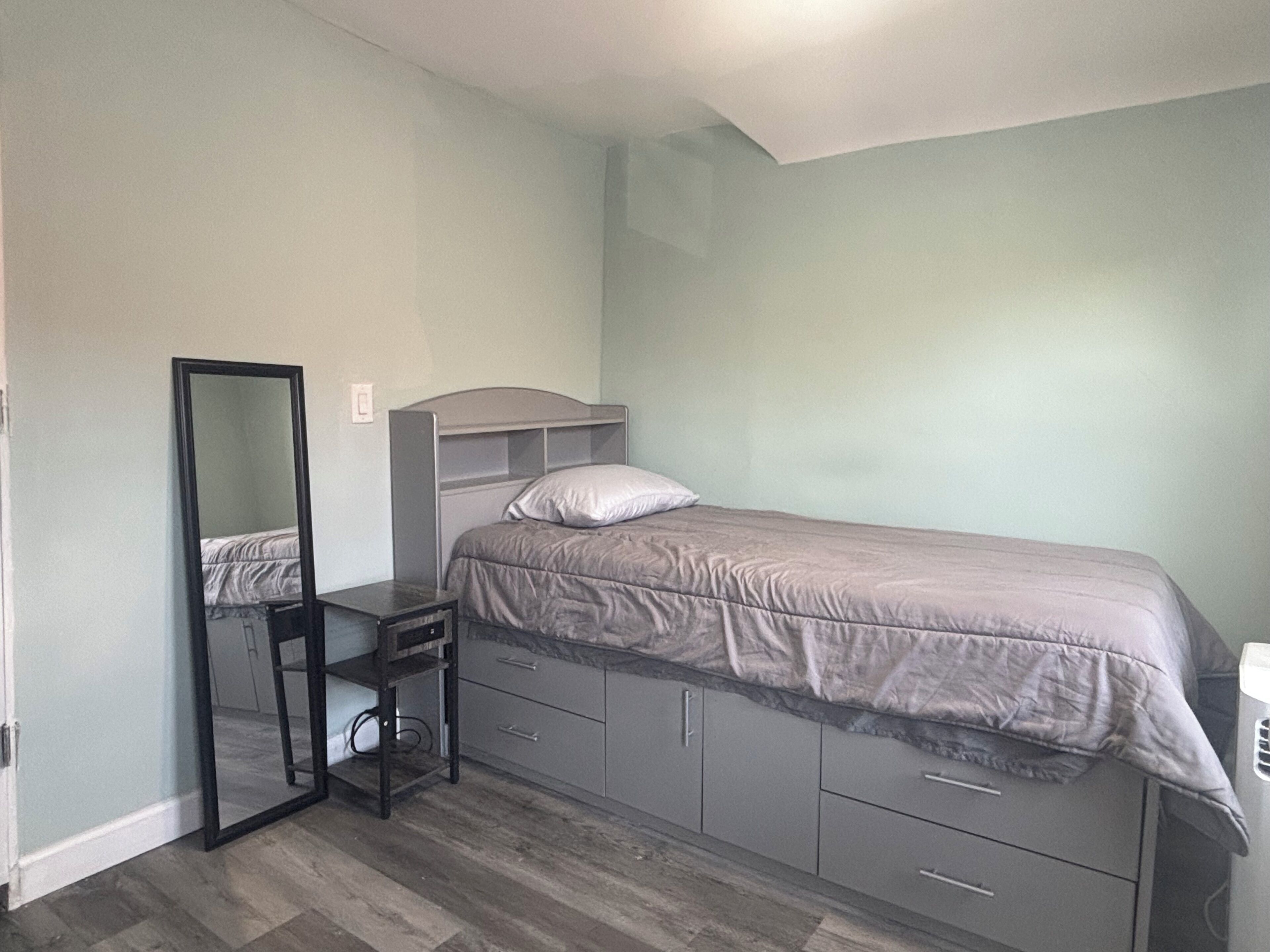 Tabla de planchar con plancha, wifi, ropa de cama