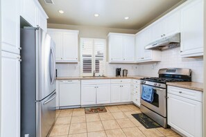 Private kitchen - 3-bedroom house in peaceful Chino with cool AC breeze (Chino)