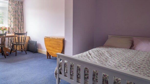 A bedroom with a bed, a desk, and a chair. - Room-extra Large Double Room in a Shared (Worcester Park)