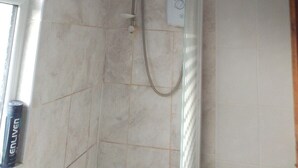 A bathroom with a shower, a window, and a door. - Room-extra Large Double Room in a Shared (Worcester Park)