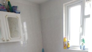 A bathroom with a toilet, sink, bathtub, and a window. - Room-extra Large Double Room in a Shared (Worcester Park)
