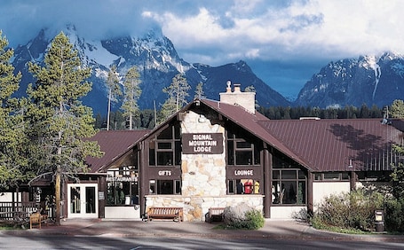 Exterior. Signal Mountain Lodge