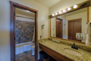 Deluxe-rum - sjöutsikt | Badrum