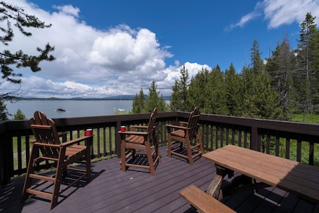Outdoor dining. Signal Mountain Lodge