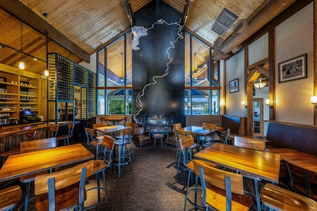 Dining. Signal Mountain Lodge