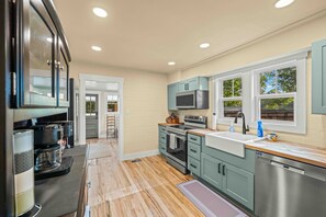Private kitchen - Farmhouse Escape on 13 acres Near Smokies, Pigeon Forge, Gatlinburg. (Seymour)