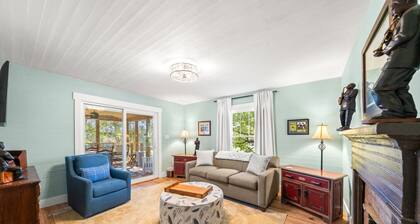 Farmhouse Escape on 13 acres Near Smokies, Pigeon Forge, Gatlinburg.