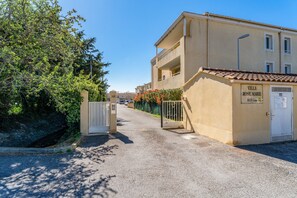 Exterior - Holiday Home 'Villa Cosy - Jardin' with Wi-Fi and Air Conditioning (Salon-de-Provence)