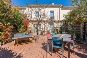 Outdoor dining - Holiday Home 'Villa Cosy - Jardin' with Wi-Fi and Air Conditioning (Salon-de-Provence)